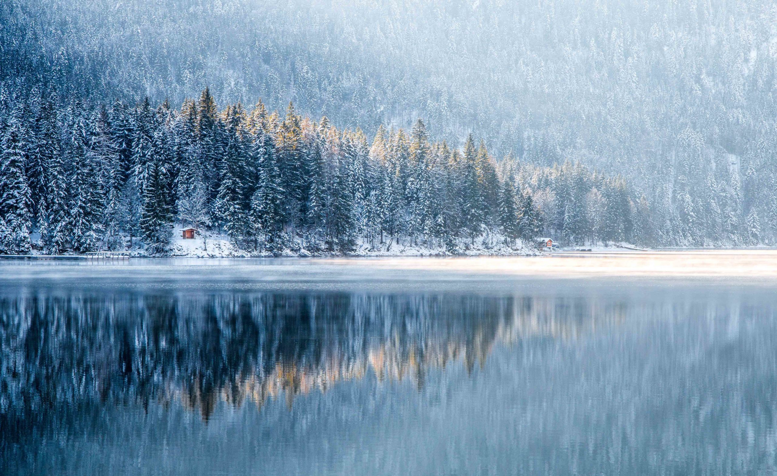 Lac de montagne enneigé à Garmisch