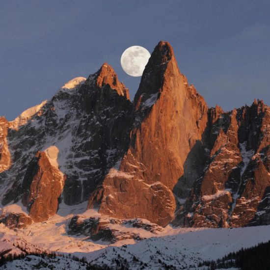 Levé de lune montagne