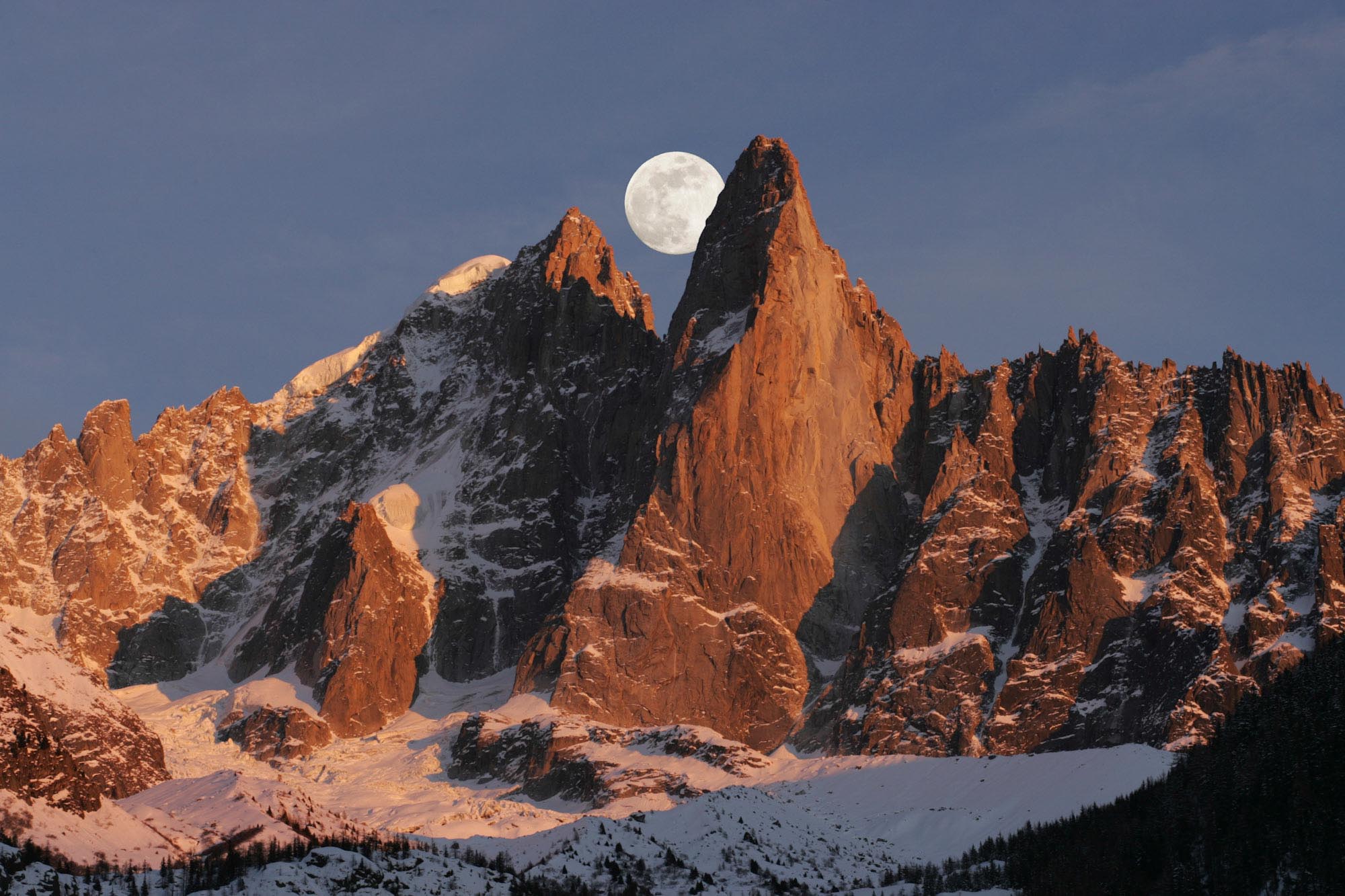 Levé de lune montagne