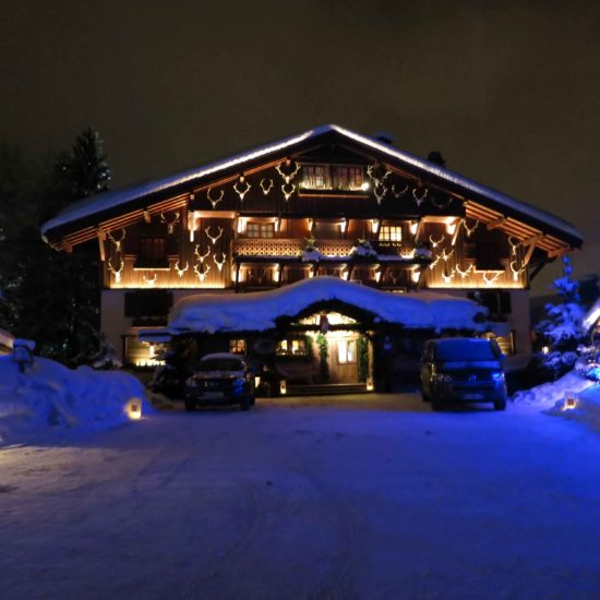 Chalet dans la nuit